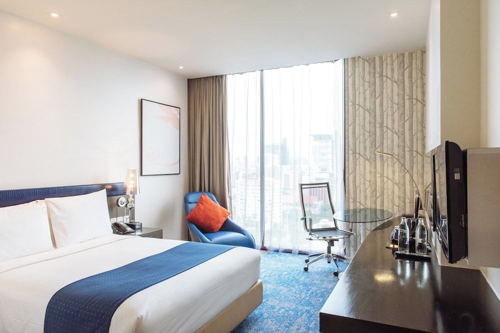 Room, 1 Queen Bed, Accessible, Smoking (Stadium View, Free Breakfast)