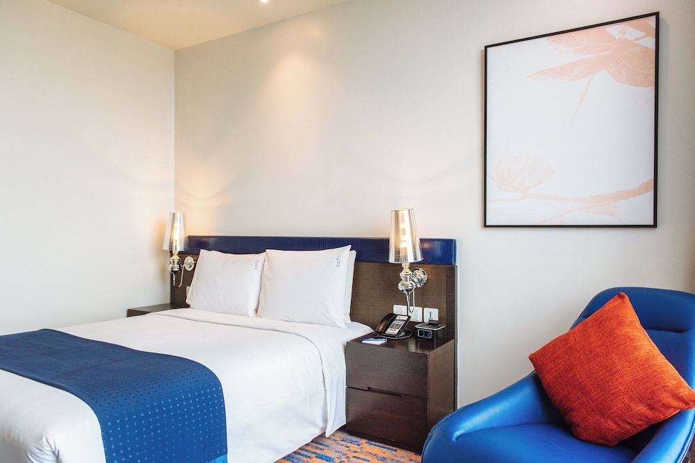 Room, 1 Queen Bed (Stadium View, Extra Space, Breakfast)