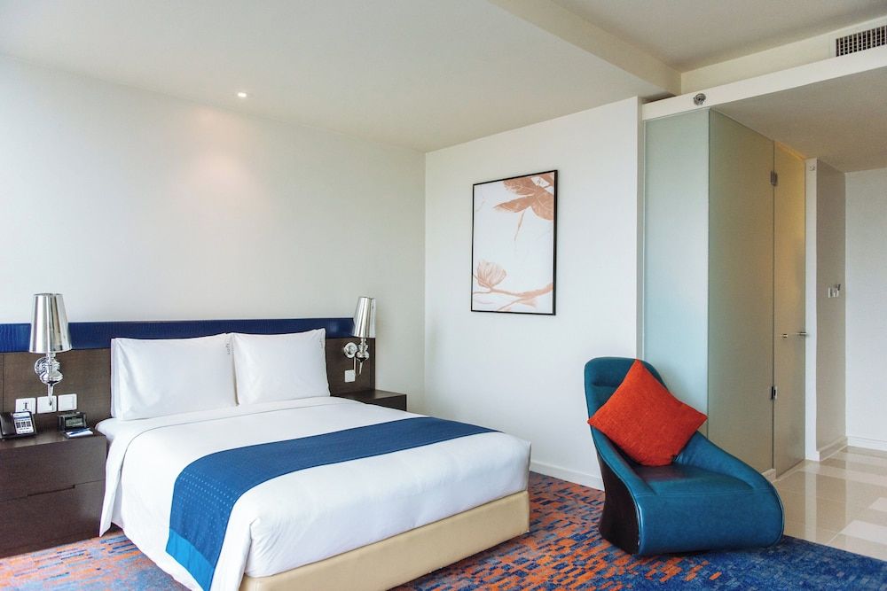 Room, 1 Queen Bed, Accessible, Smoking (Stadium View, Free Breakfast)
