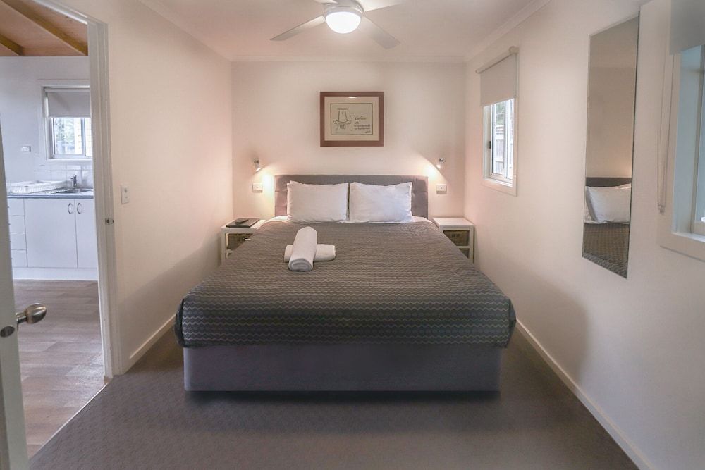 Amaroo Holiday Park Classic One-Bedroom King Cabin 2
