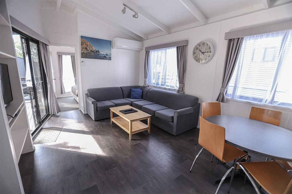 Amaroo Holiday Park Executive Two-Bedroom Villa 2