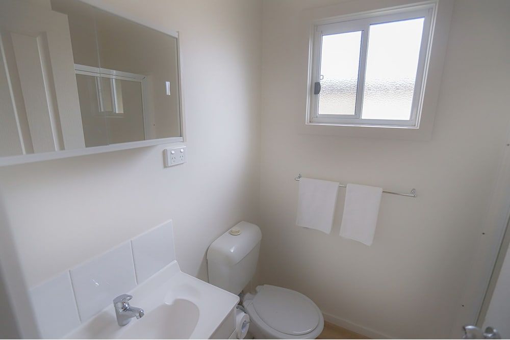 Amaroo Holiday Park Classic One-Bedroom King Cabin 3