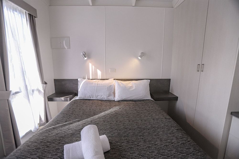 Amaroo Holiday Park Executive Two-Bedroom Villa 3