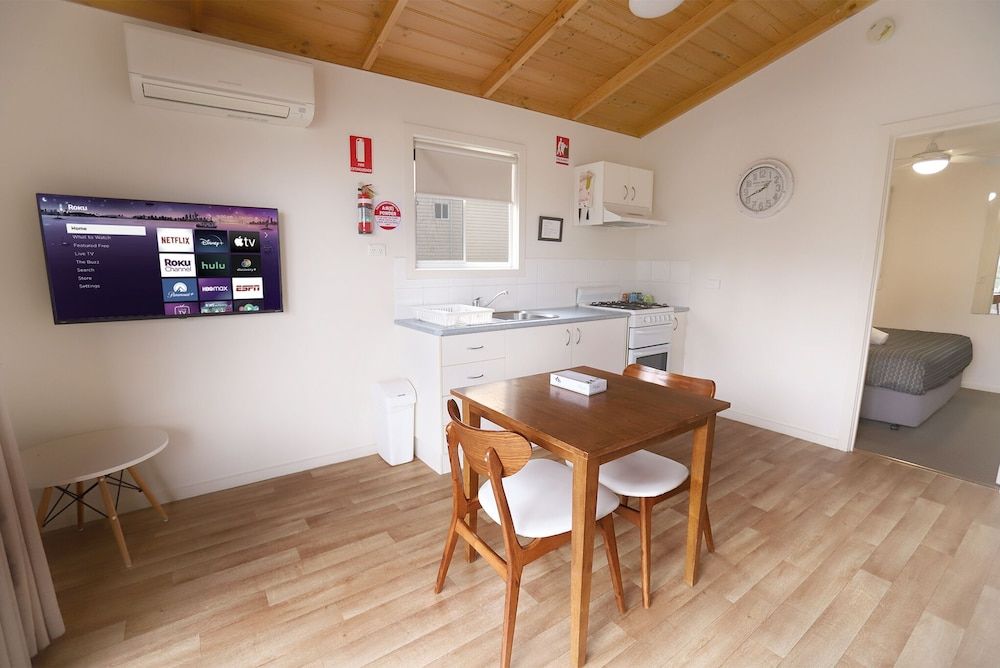 Amaroo Holiday Park Classic One-Bedroom King Cabin 4