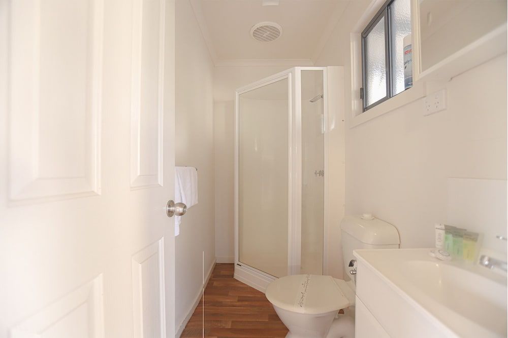 Amaroo Holiday Park Family Two-Bedroom Cabin with Bunk Beds 3