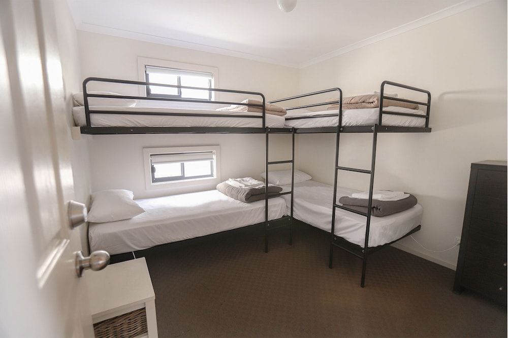 Amaroo Holiday Park Family Two-Bedroom Cabin with Bunk Beds 2