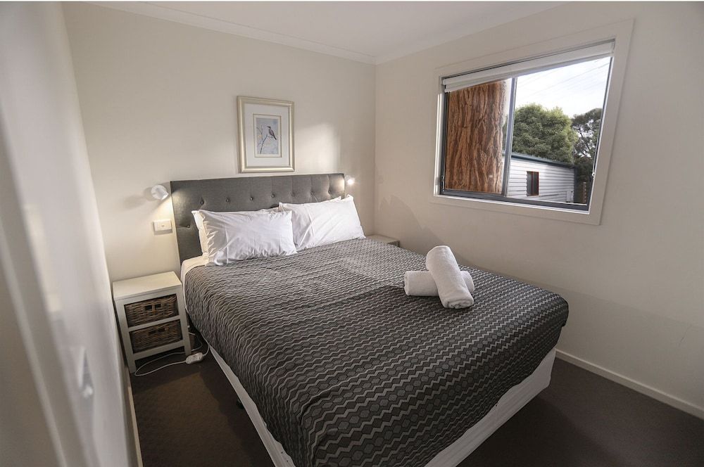 Amaroo Holiday Park Family Two-Bedroom Cabin with Bunk Beds