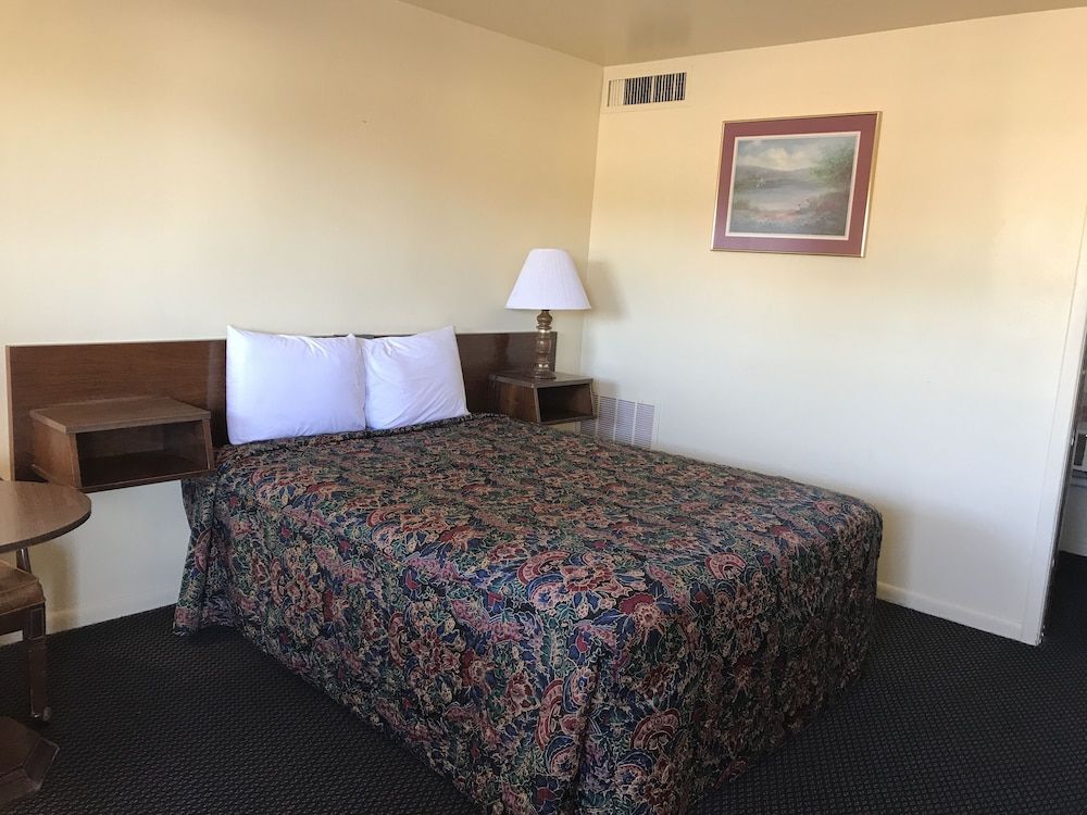 Guest House Motel One queen bed non smoking 3