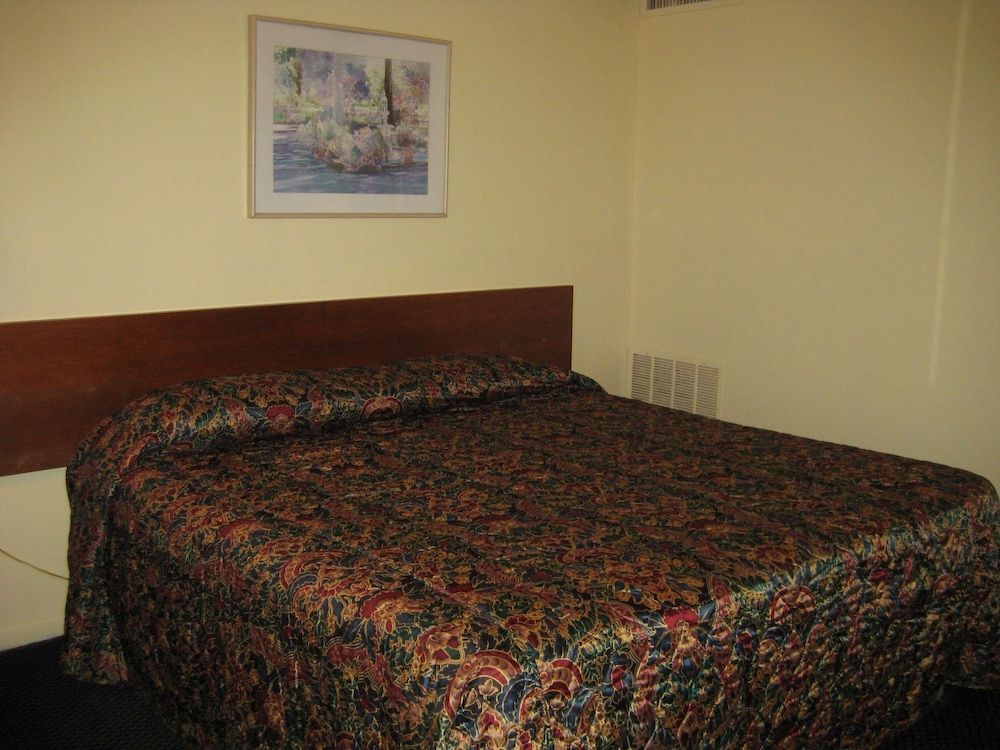 Guest House Motel One queen bed non smoking 4