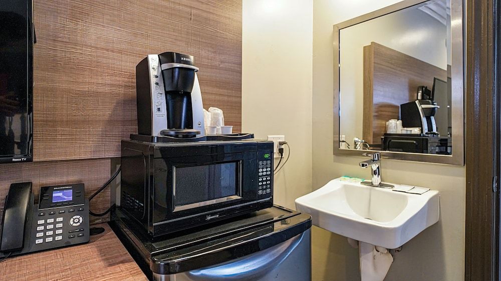 Americas Best Value Inn Antioch Room, 1 Queen Bed, Accessible, Non Smoking 4