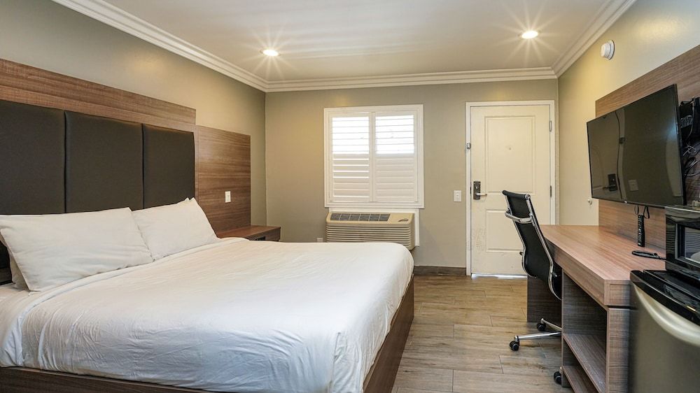 Americas Best Value Inn Antioch Room, 1 King Bed, Non Smoking 5