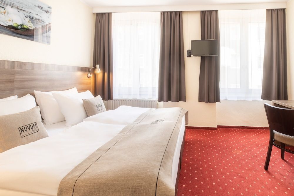 undefined Hotel Leonet 6