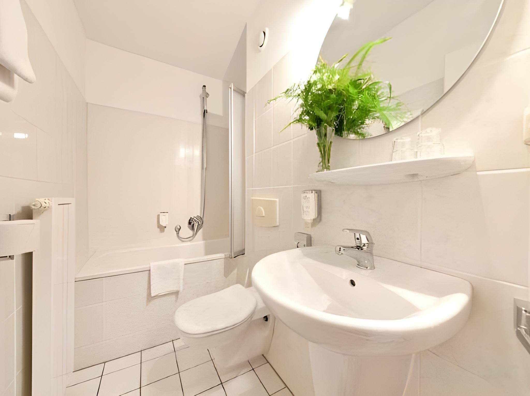 undefined Hotel Leonet 5