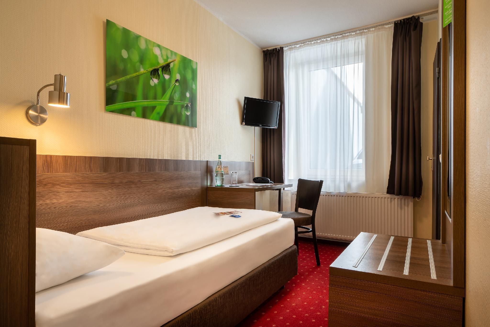 undefined Hotel Leonet 7