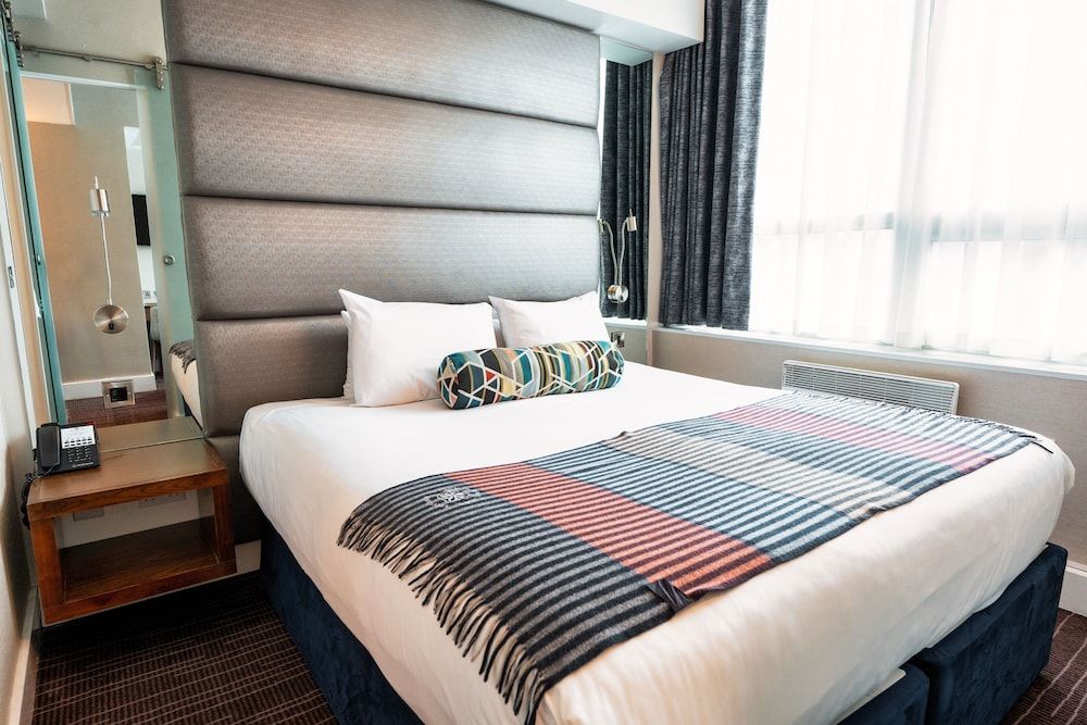 Executive Suite, 1 King Bed, Kitchenette, Balcony