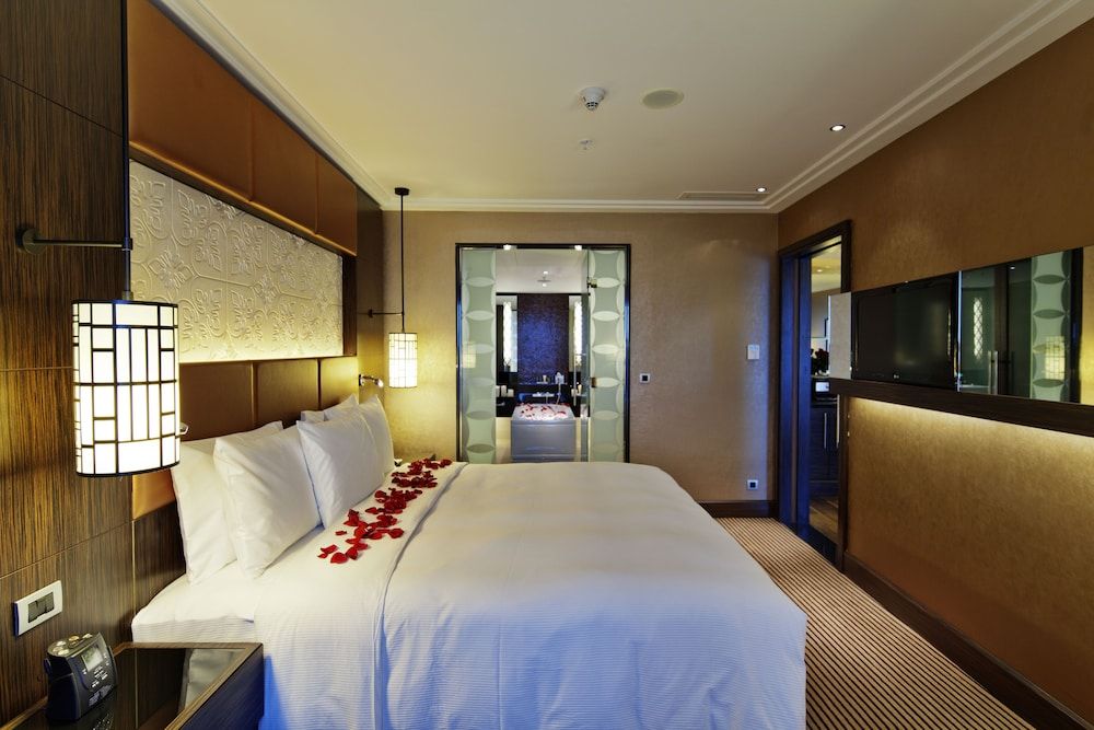 Suite, 1 King Bed, Club Lounge Access (Caspian Suite)