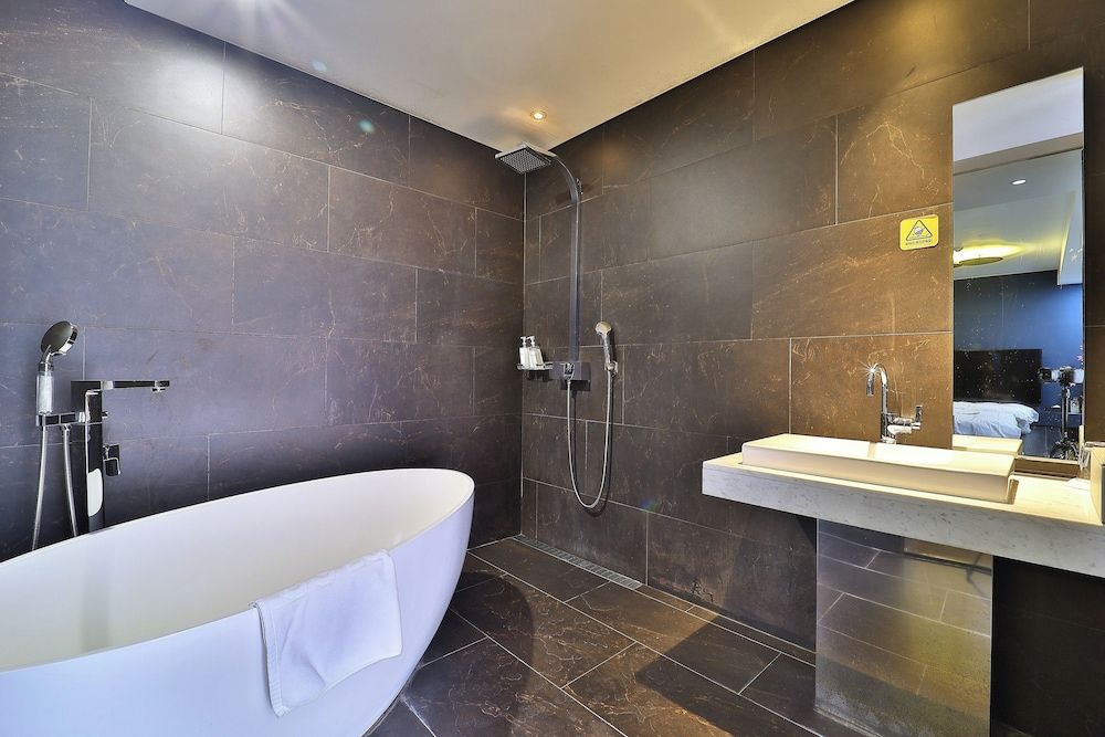 JS Boutique Hotel Deluxe Triple Room 9