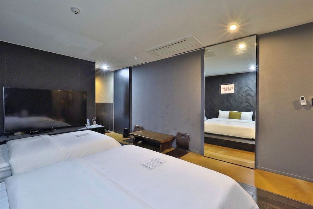 JS Boutique Hotel Deluxe Triple Room 5