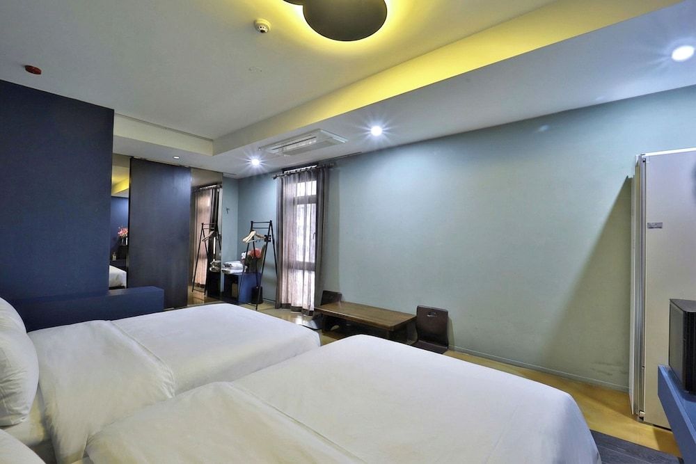 JS Boutique Hotel Deluxe Triple Room 4