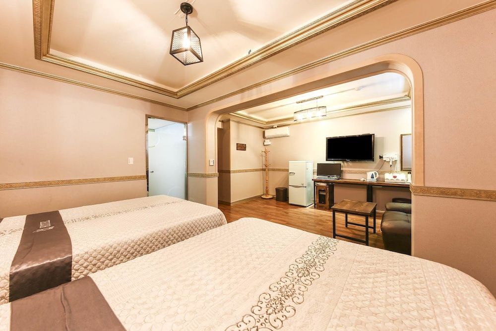 Q Hotel Premium Twin Room 5