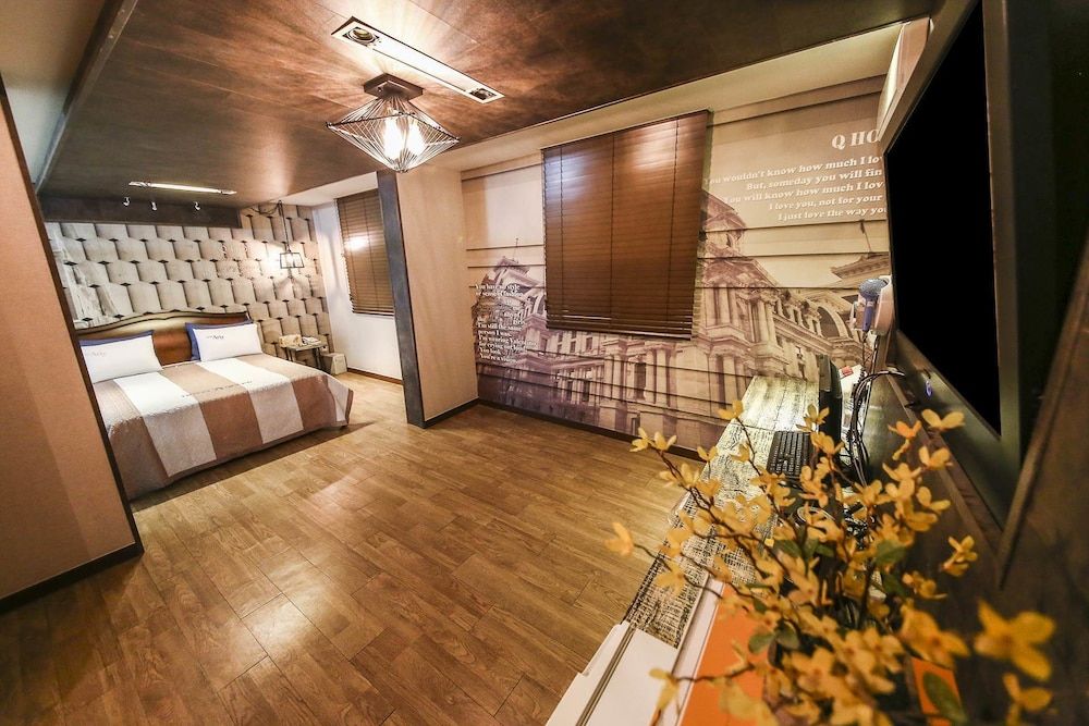 Q Hotel Premium Room 6