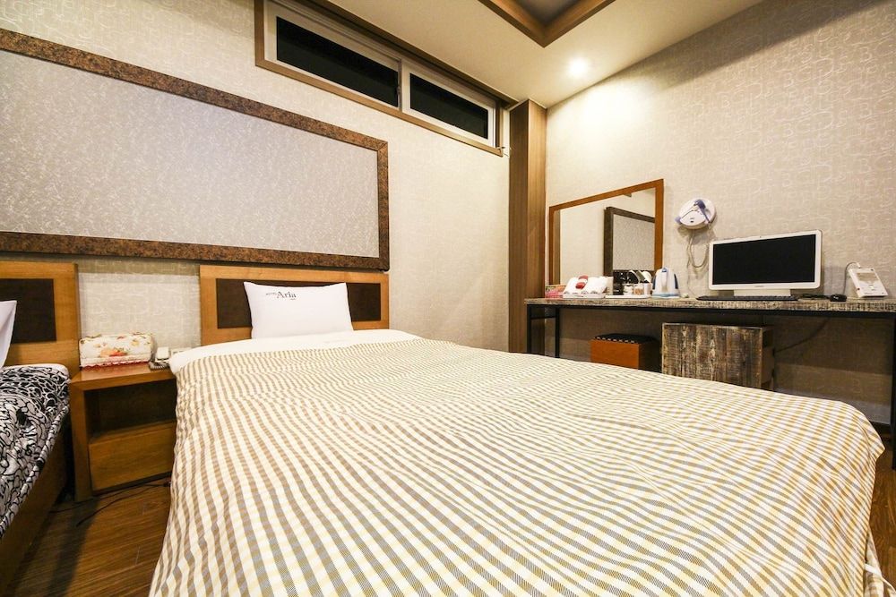 Q Hotel Deluxe Twin Room 6