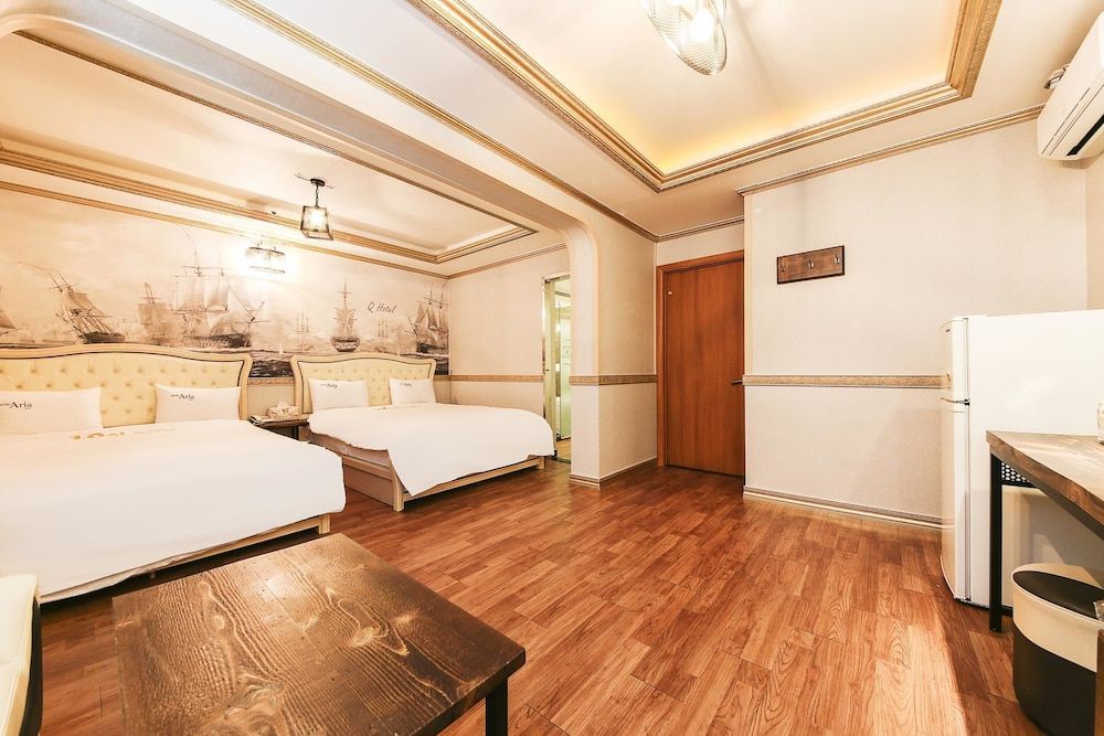 Q Hotel Premium Twin Room 8