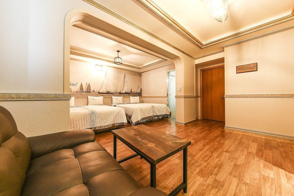 Q Hotel Premium Twin Room 6