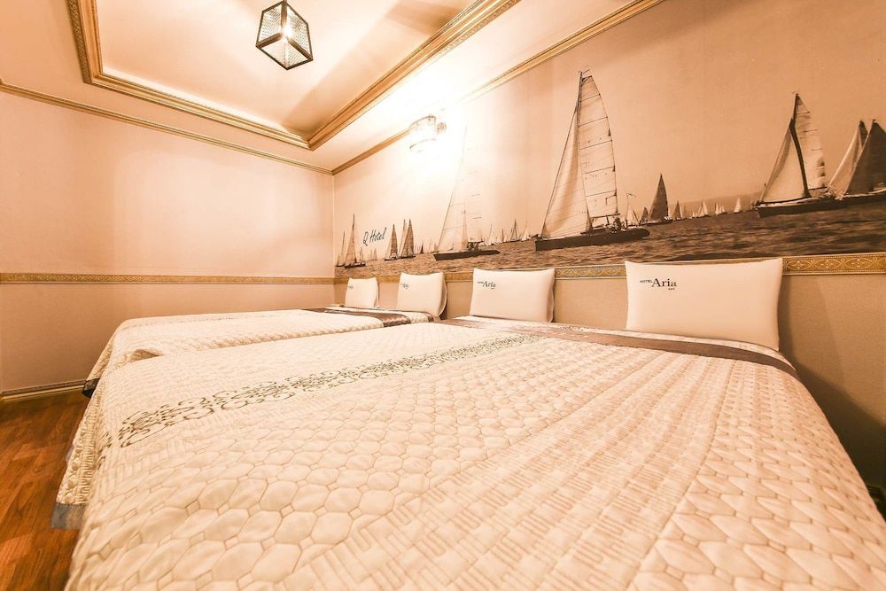 Q Hotel Premium Twin Room 4