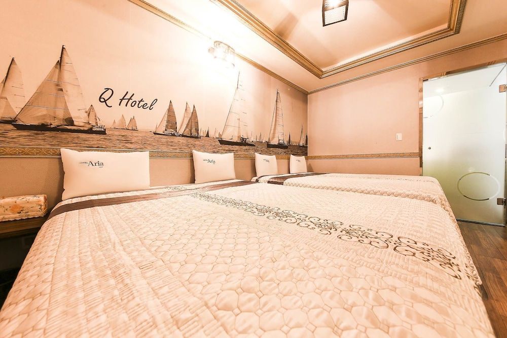 Q Hotel Premium Twin Room 2