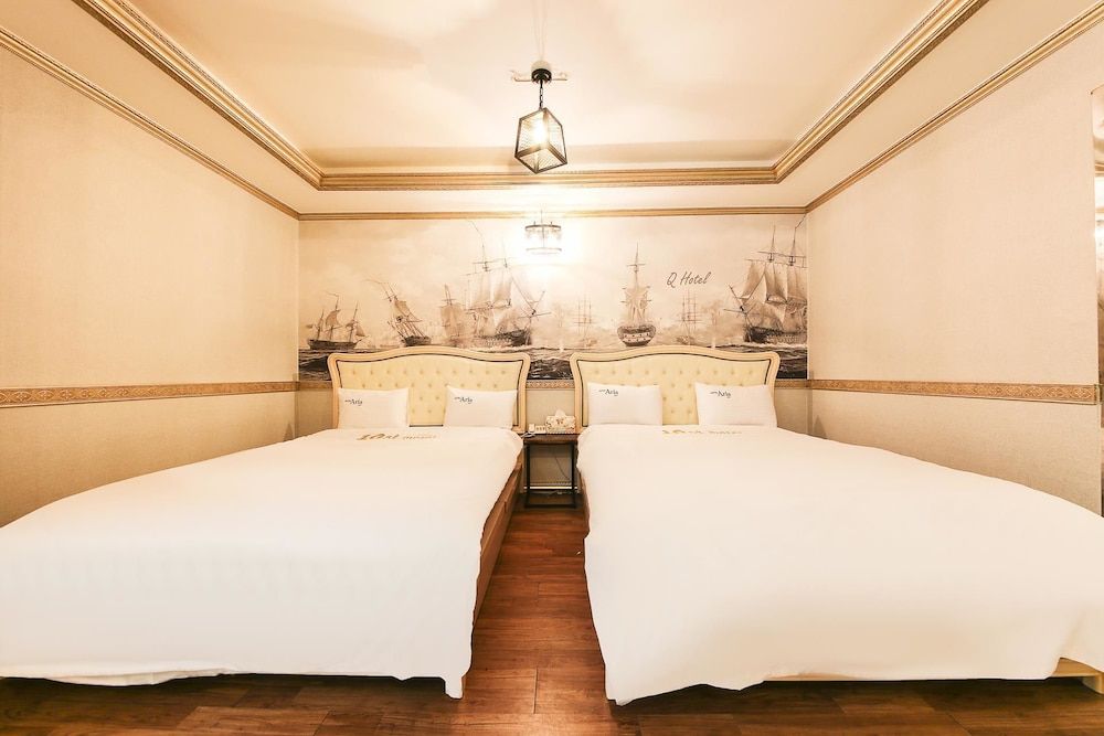 Q Hotel Premium Twin Room 7