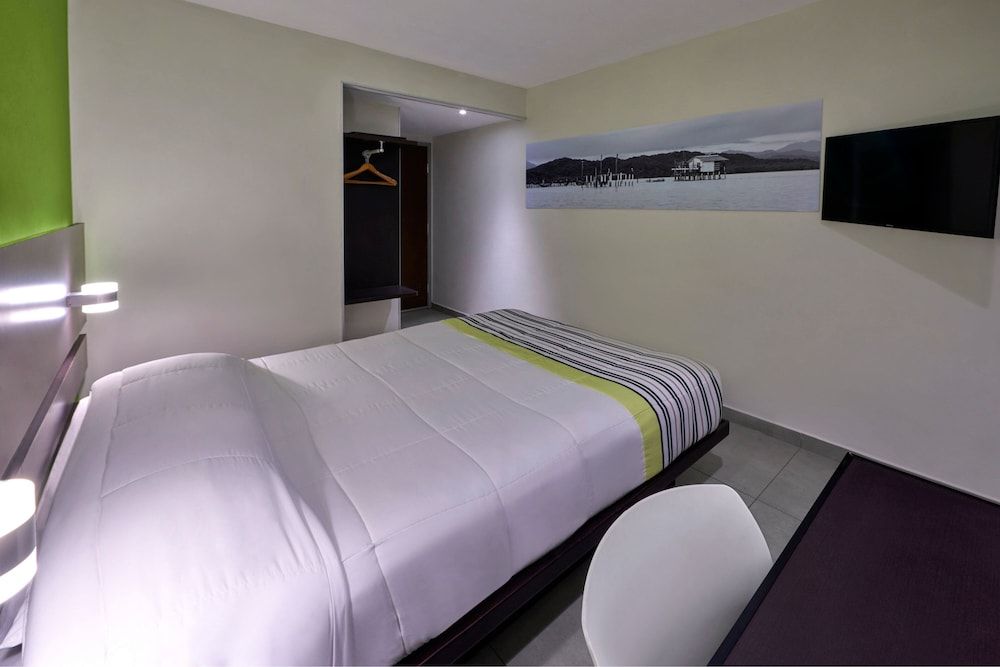 City Express Junior by Marriott Cancun Room, 1 Queen Bed 4