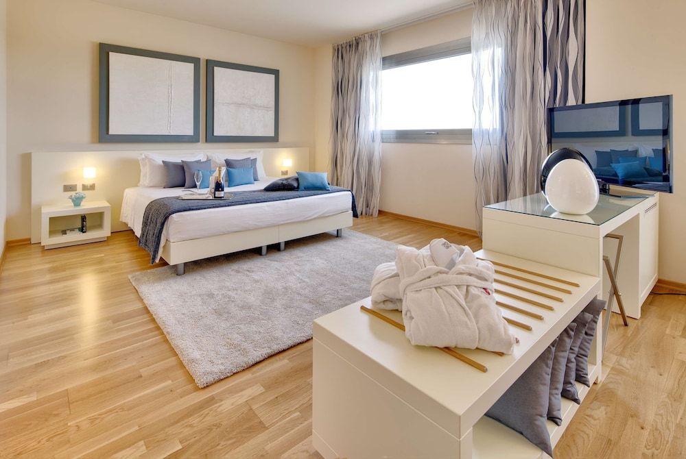 Best Western Plus Leone di Messapia Hotel & Conference Deluxe Room, 1 King Bed (Living Room) 2