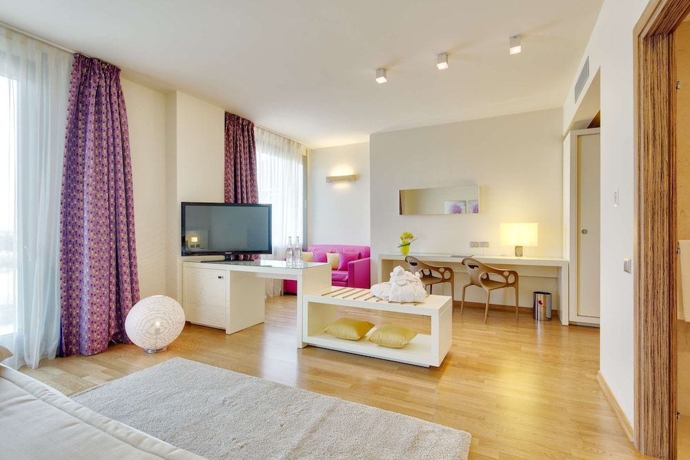 Best Western Plus Leone di Messapia Hotel & Conference Deluxe Room, 1 King Bed (Living Room)