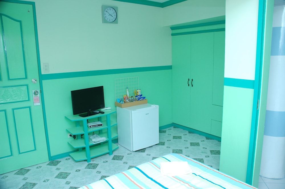 Kokomos Hotel & Restaurant Economy Room, 1 Queen Bed 4