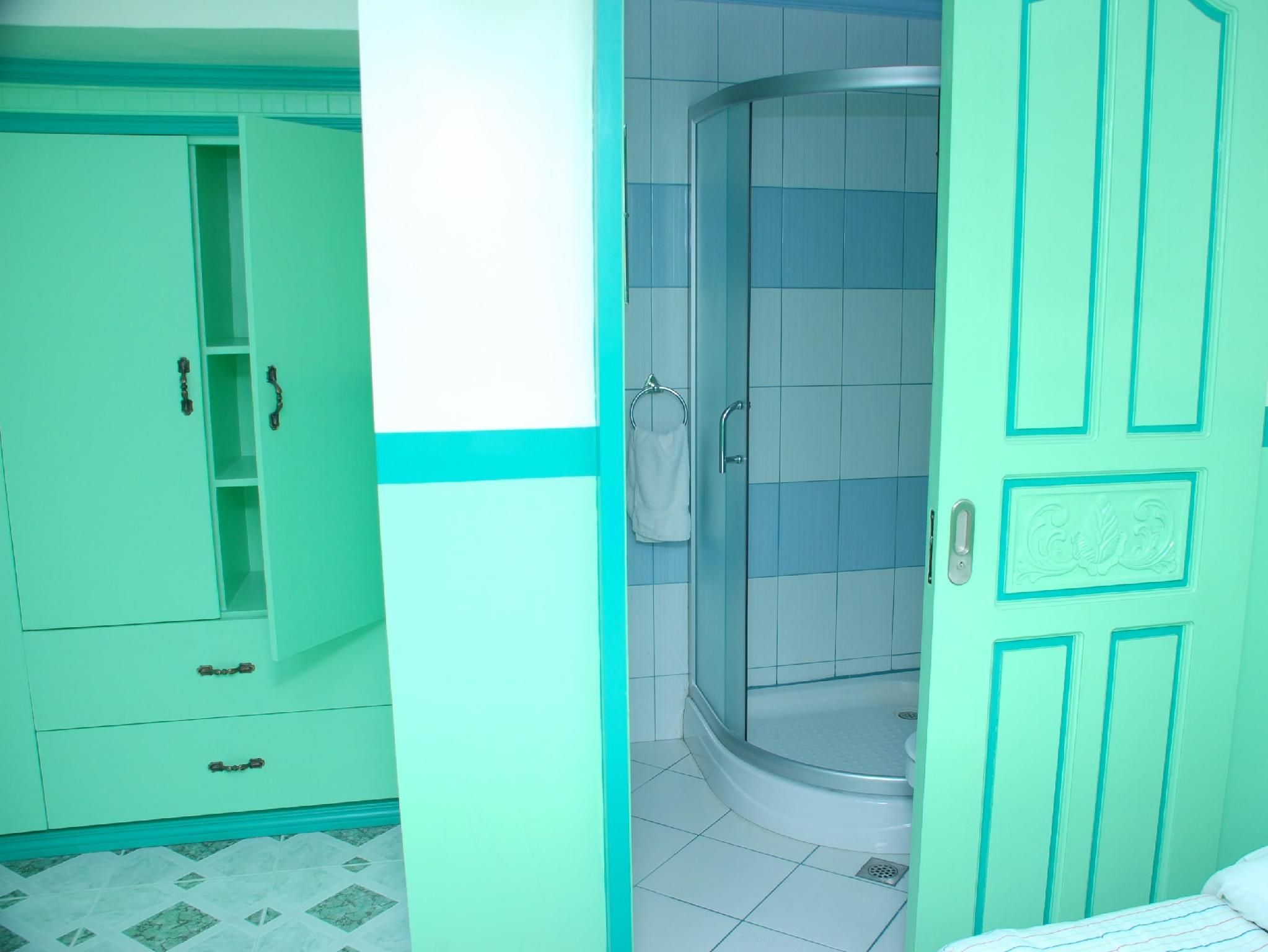 Kokomos Hotel & Restaurant Economy  