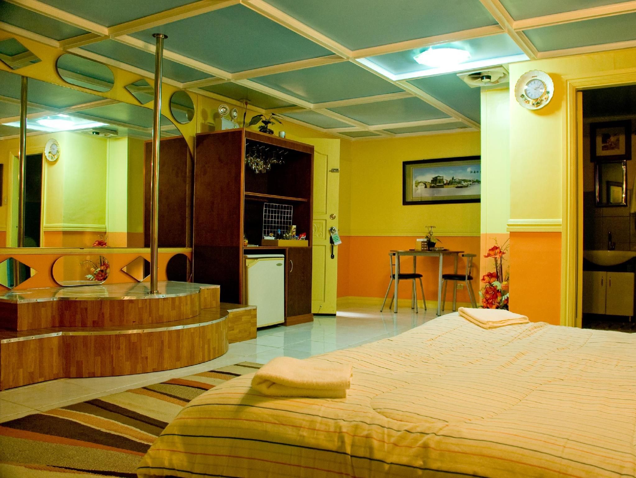 Kokomos Hotel & Restaurant Pool View Room