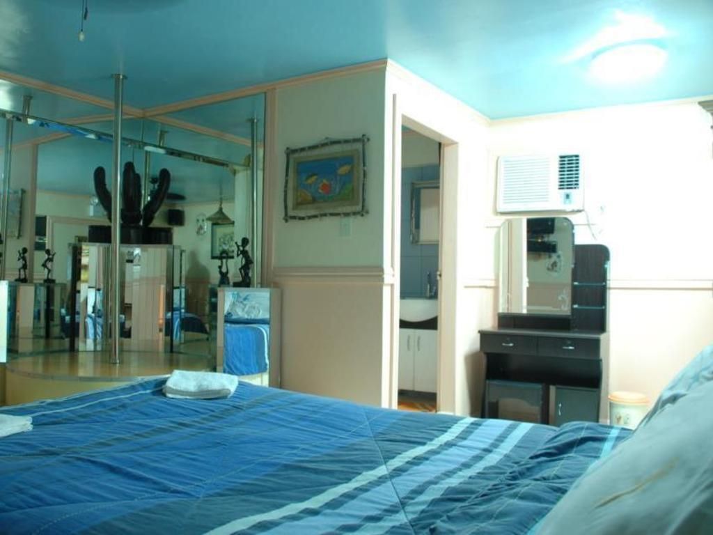 Kokomos Hotel & Restaurant Pool View Room 3