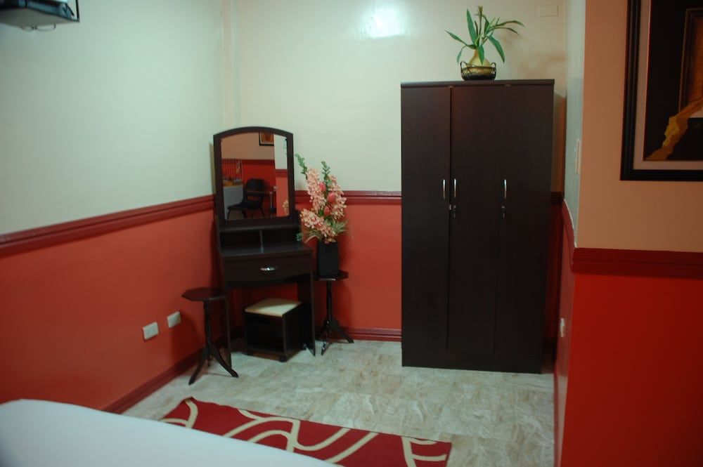 Kokomos Hotel & Restaurant Poolside room, 1 queen bed 7