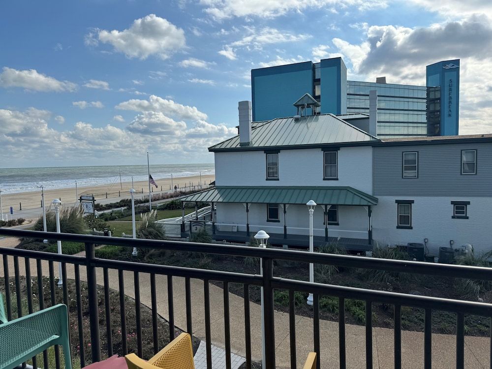 Moxy Virginia Beach Oceanfront Room, 1 King Bed, Partial Ocean View (Balcony) 3