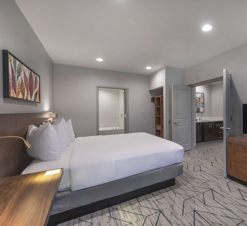 Suite, 1 Bedroom (Living Room)