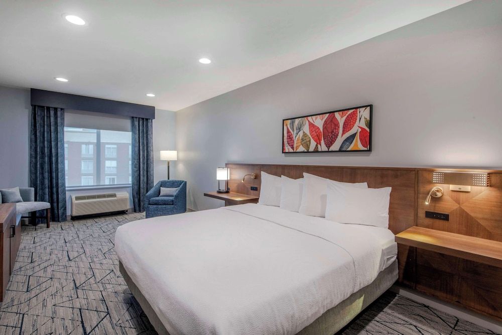 Suite, 1 Bedroom (Living Room)
