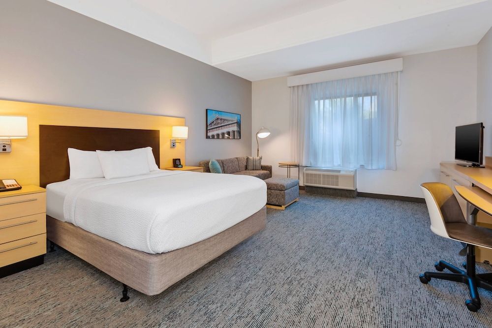 Studio, 1 Queen Bed with Sofa bed (Mobility Accessible, Roll-in Shower)