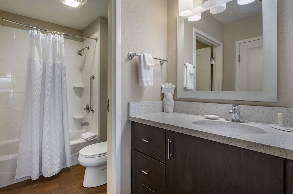Studio, 2 Queen Beds (Mobility/Hearing Access, Roll-In Shwr)