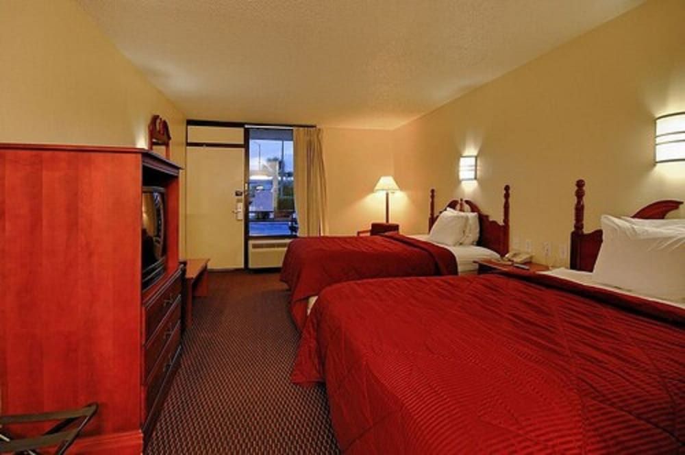 Super 6 Inn & Suites Standard Room, 2 Queen Beds, Non Smoking 3