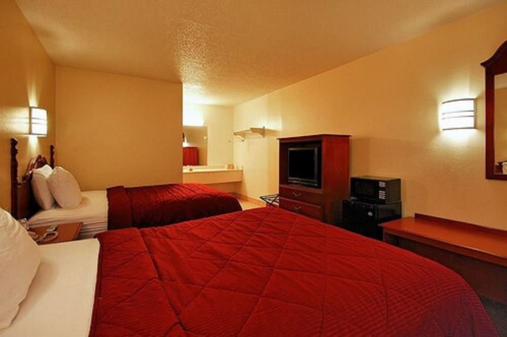 Super 6 Inn & Suites Standard Room, 2 Queen Beds, Non Smoking 2