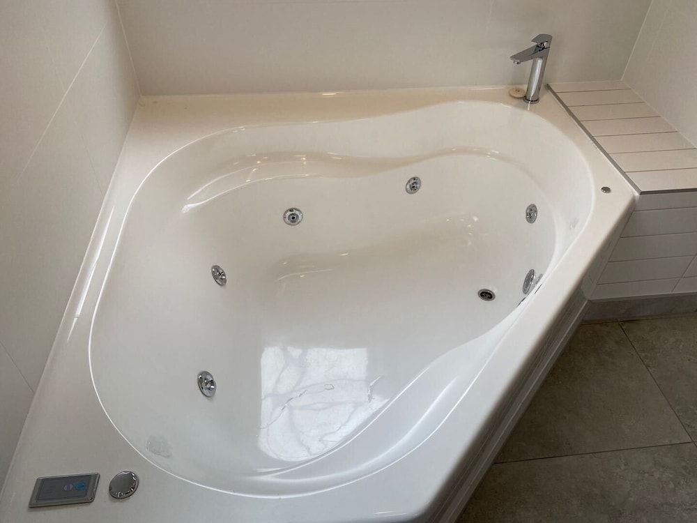 Deluxe Studio, Jetted Tub
