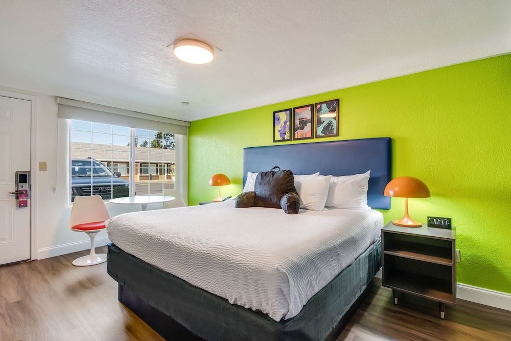 Signature Inn Eugene Room, 1 King Bed, Non Smoking 2