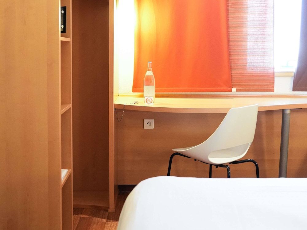 ibis Tunis Double Room, queen size bed 7