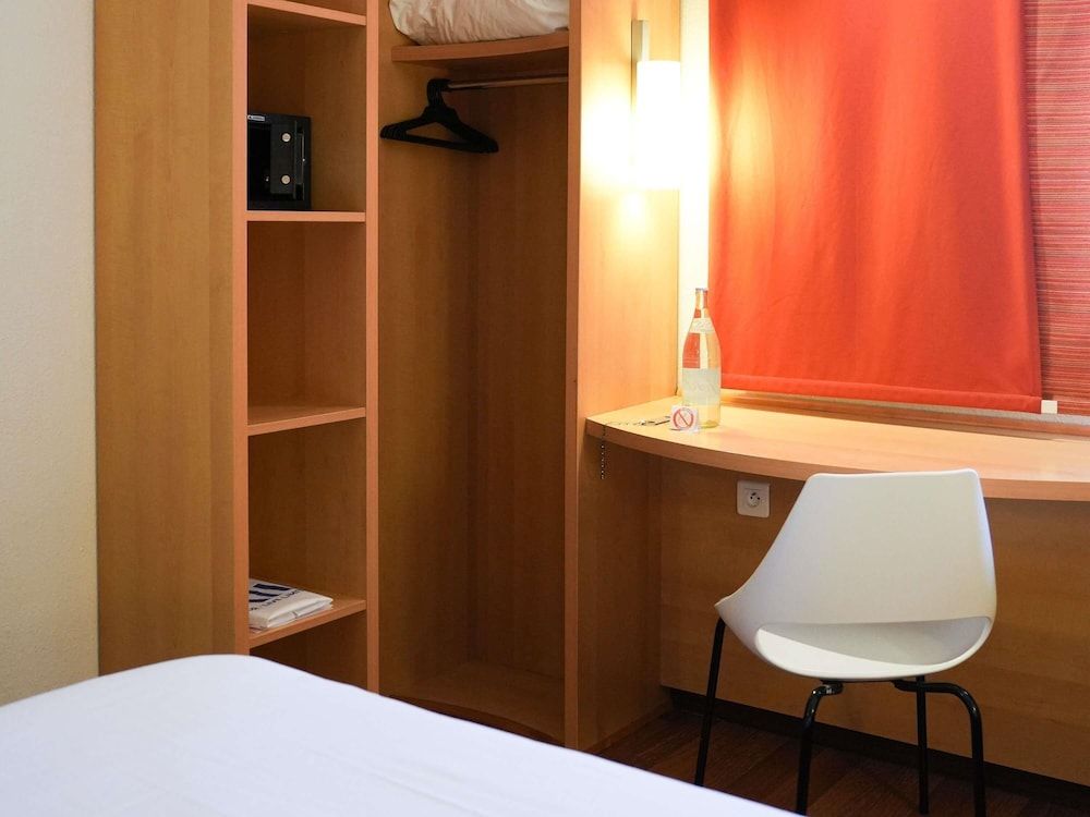 ibis Tunis Double Room, queen size bed 10